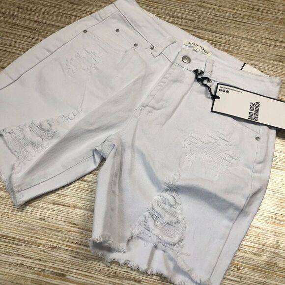 1130 Almost Famous Women's Jean Bermuda mid-rise white s 7 new* - Picture 1 of 3